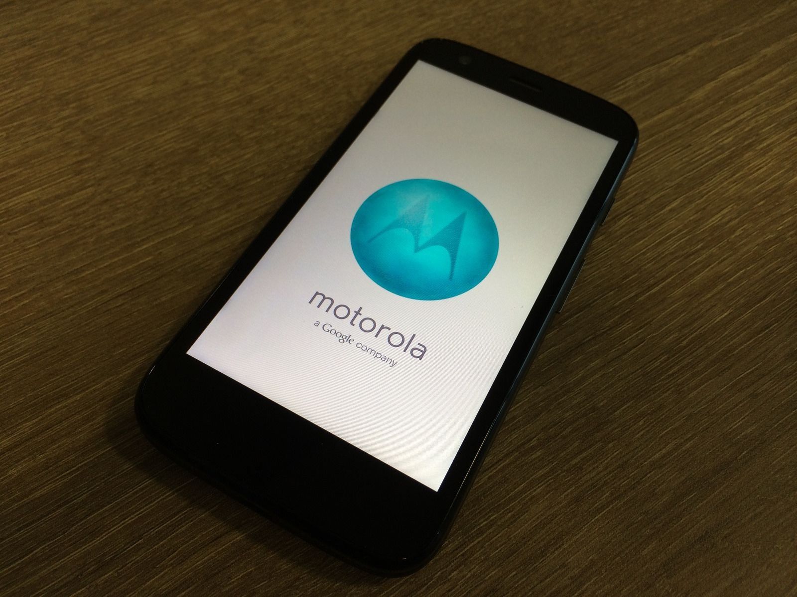 Ang mga smartphone ng Motorola One at One Power (P30 One) - mga pakinabang at kawalan
