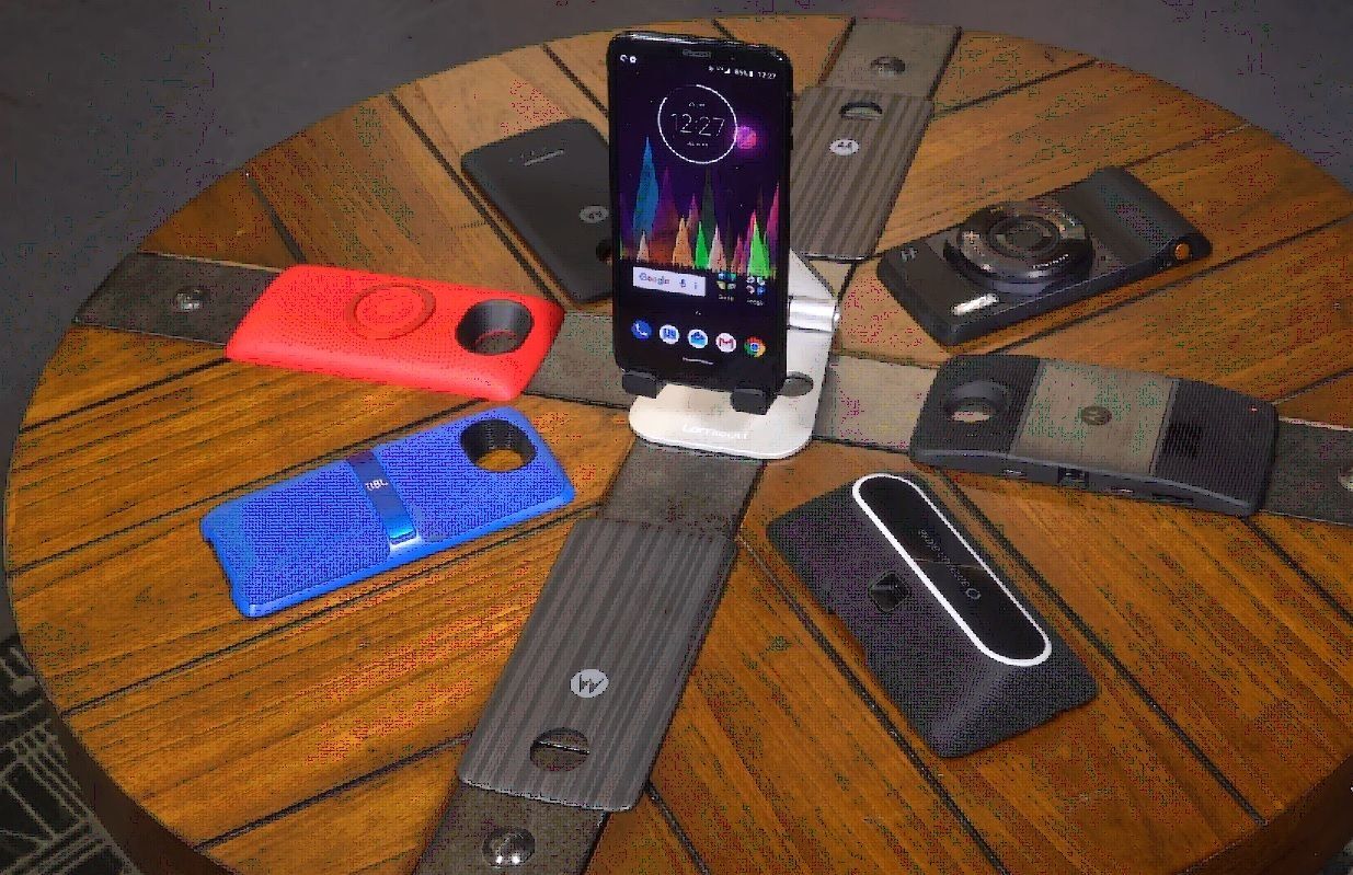 Ang smartphone ng Motorola Moto Z3 at Z3 Play - mga pakinabang at kawalan